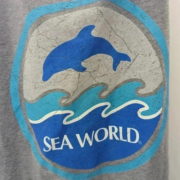 Women's SeaWorld Grey Large Racer Back Tank Top (GUC) - Picture 3 of 11